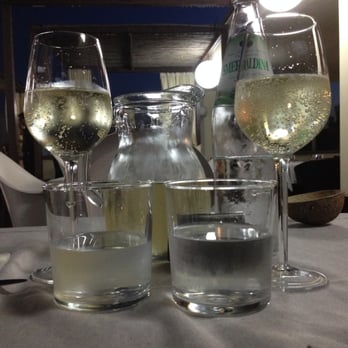 Pizzeria Primo Piano - Lots of vino della casa bianco (white house wine) - Italian Near Me - Quartu San Elena, VS