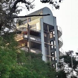 Edificio Mariscal Santa Cruz - miren el auto blanco arriba