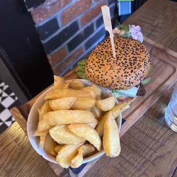 Foley's Bar - cajun chicken burger - Cocktail Bars Near Me - Dublin 2, D
