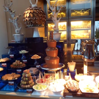 港畔餐廳 - Harbourside 港畔餐廳 dessert station with chocolate fountain - Buffets Near Me - Hong Kong, HK