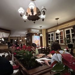 Bustan - Das helle, sehr lebendige Lokal bietet unterschiedlich große Tische.