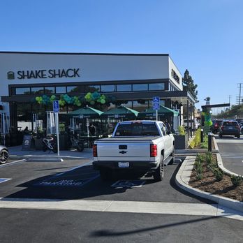 Shake Shack Huntington Beach - Entrance. 2 drive thru lanes! - Burgers Near Me - Huntington Beach, California Shake Shack Huntington Beach - Entrance. 2 drive thru lanes! - Burgers Near Me - Huntington Beach, California