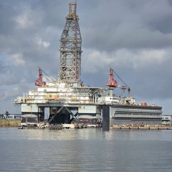 Pier 21 - An oil rig across the bay - Boat Tours Near Me - Galveston, Texas