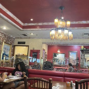 Mimi's Cafe - Mimi's Cafe interior - Breakfast & Brunch Near Me - Fresno, California