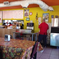 Los Robertos Mexican Food - Inside has about 10 tables. Neat and clean!