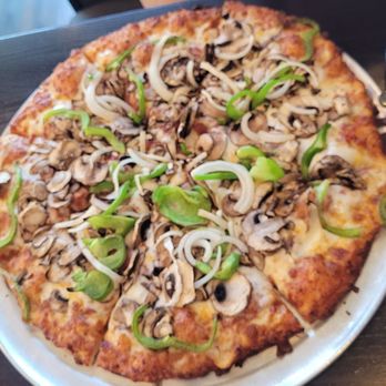 Round Table Pizza - Green Bell Pepper and Mushroom and Onion Medium Pizza. - Pizza Near Me - Huntington Beach, California Round Table Pizza - Green Bell Pepper and Mushroom and Onion Medium Pizza. - Pizza Near Me - Huntington Beach, California