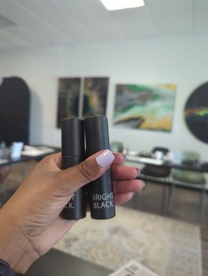 Bright Black. by null