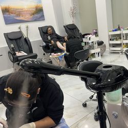 Luxe Nail Bar - Tons of chairs