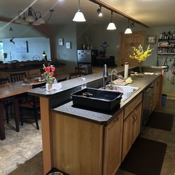 Bay Avenue Bed & Breakfast Inn - Kitchen/communal dining area