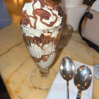Pink Mamma - Brownie and vanilla ice cream - Steakhouses Near Me - Paris, 75 Pink Mamma - Brownie and vanilla ice cream - Steakhouses Near Me - Paris, 75