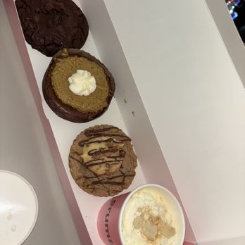 Crumbl - Chelsea - Bakeries Near Me - New York, New York