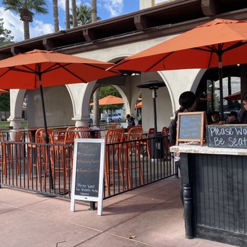 Park Cafe - Lots of open tables. Lots of people waiting to be seated and still a 30min wait - American Near Me - Litchfield Park, Arizona