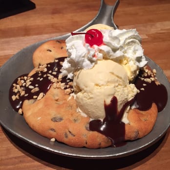 Cheddar's Scratch Kitchen - This dessert it so good and it's only 5 bucks!!! - American Near Me - Humble, Texas