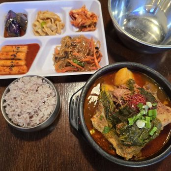 Makkal Chon - Pork Bone soup, rice and sides - Korean Near Me - Toronto, Ontario