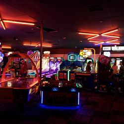 Bowlero Lynnwood - Gaming area