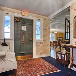 Tidewater Inn - Front Entry & Foyer