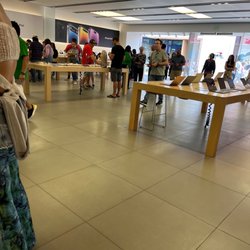 Apple - La Cantera - Inside the store