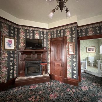Gingerbread Mansion - Rose suite - Hotels Near Me - Ferndale, California