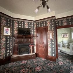 Gingerbread Mansion - Rose suite