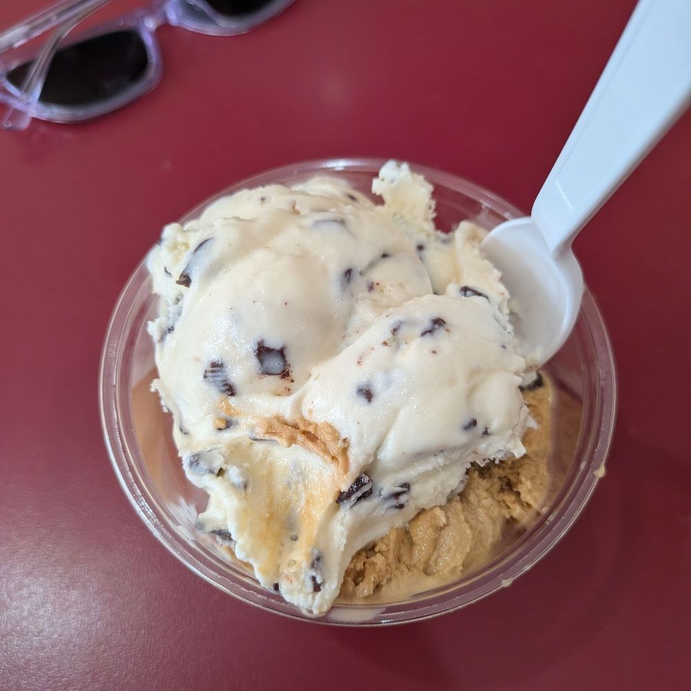 Red Fox Creamery - Andes Mint Chip and Java Chip ice cream - Ice Cream & Frozen Yogurt Near Me - Winchester, Virginia Red Fox Creamery - Andes Mint Chip and Java Chip ice cream - Ice Cream & Frozen Yogurt Near Me - Winchester, Virginia