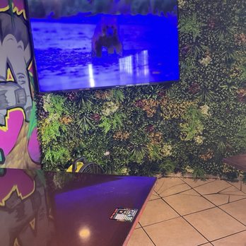 VegainzLA - Ambiance and entertainment - Vegan Near Me - Inglewood, California VegainzLA - Ambiance and entertainment - Vegan Near Me - Inglewood, California