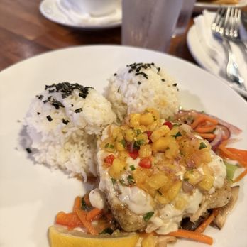 Restaurant 604 - Macnut Mahi mahi - Breakfast & Brunch Near Me - Honolulu, Hawaii