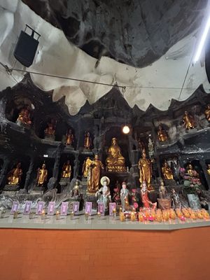 Sam Poh Tong Temple by null