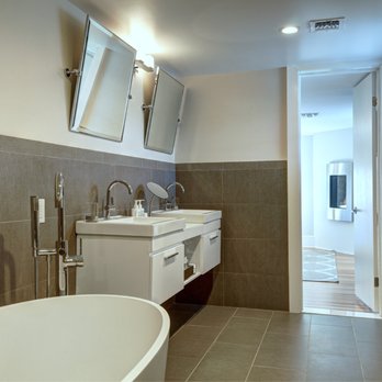 White Fences - Benedict suite bathroom - Bed & Breakfast Near Me - Water Mill, New York White Fences - Benedict suite bathroom - Bed & Breakfast Near Me - Water Mill, New York