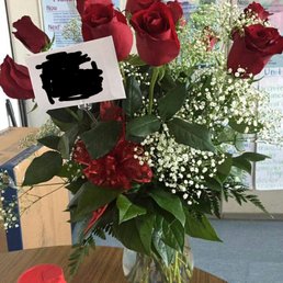 Nice arrangement, but low quality flowers.