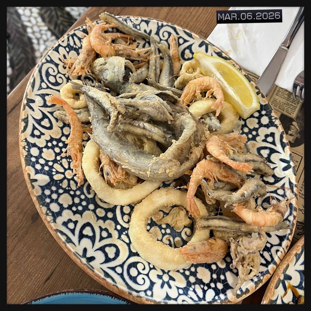 El Ladrillo II - 1/2 BARCO DE PESCADO (11.50 Euros, half mixed fried seafood) - Tapas/Small Plates Near Me - Granada, GR El Ladrillo II - 1/2 BARCO DE PESCADO (11.50 Euros, half mixed fried seafood) - Tapas/Small Plates Near Me - Granada, GR