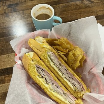 Cafecito - Medianoche sándwich - Cuban Near Me - Charleston, South Carolina Cafecito - Medianoche sándwich - Cuban Near Me - Charleston, South Carolina