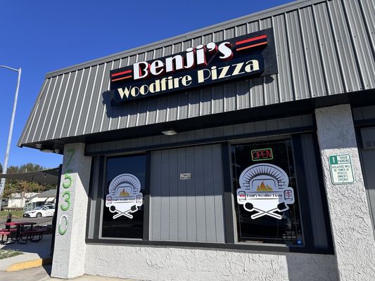 Benji’s Woodfire Pizza by null