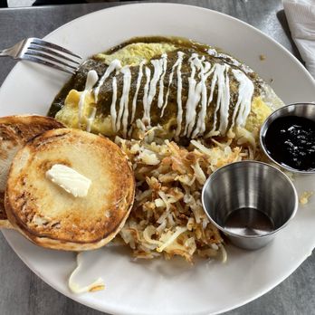 Wilma & Frieda's - Bernie's chile verde with pork and Brie omelet - Comfort Food Near Me - Palm Springs, California