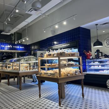 Paris Baguette - Bakery Section - Bakeries Near Me - Chicago, Illinois
