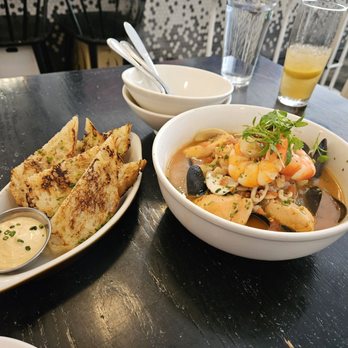 Fishwives - Cioppino, bread - Seafood Near Me - Pasadena, California