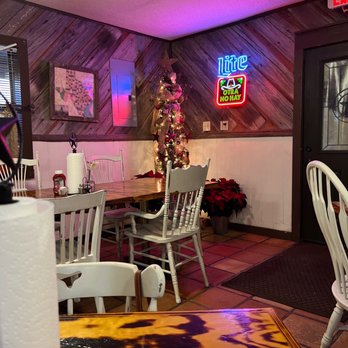 Reyna's Cafe - the interior of the restaurant - Cafes Near Me - Hungerford, Texas Reyna's Cafe - the interior of the restaurant - Cafes Near Me - Hungerford, Texas