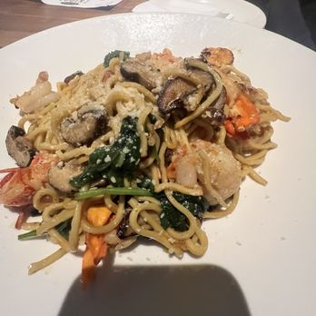 Yard House - Lobster Garlic Noodles - New American Near Me - Concord, California
