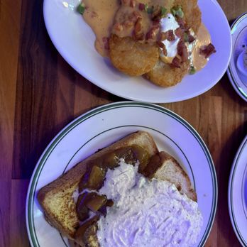 Winnie's - Peach cobbler French toast and Loaded Hash Browns in the Style of Potato Skins - Cocktail Bars Near Me - Houston, Texas Winnie's - Peach cobbler French toast and Loaded Hash Browns in the Style of Potato Skins - Cocktail Bars Near Me - Houston, Texas