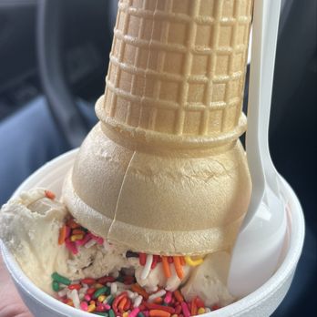 Cremeland Drive In - Ice Cream & Frozen Yogurt Near Me - Manchester, New Hampshire