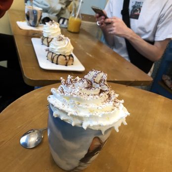 Chat Mallows Café - Chocolat viennois - Themed Cafes Near Me - Paris, 75 Chat Mallows Café - Chocolat viennois - Themed Cafes Near Me - Paris, 75