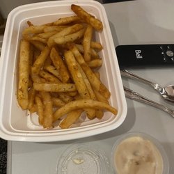 Maple Leaf Chutney - Fries with garlic dipping sauce