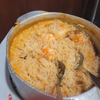 Colina - This is my wife's shrimp and rice served in a metal pot. - Barbeque Near Me - 1050 Lisboa, 11