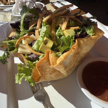 Sidewalk Cafe - Southwest salad, sooo filling with its taco shell - Tacos Near Me - Venice, California Sidewalk Cafe - Southwest salad, sooo filling with its taco shell - Tacos Near Me - Venice, California
