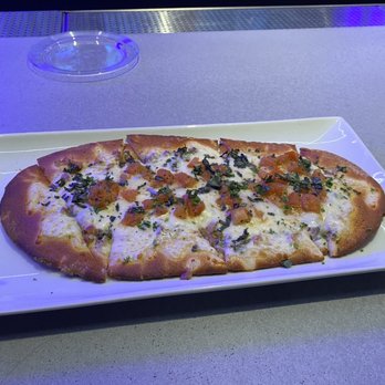 Five Iron Golf - Margherita Flatbread - Golf Near Me - Chicago, Illinois