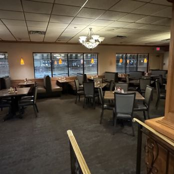 Alton's - a dining area with tables and chairs - Diners Near Me - Buffalo, New York