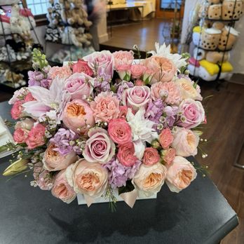 Hilton's Flowers - Pink Flower Box (Standard) - Florists Near Me - Highland, California Hilton's Flowers - Pink Flower Box (Standard) - Florists Near Me - Highland, California