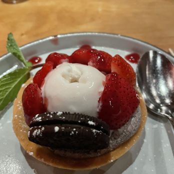 Sen Sakana - Oreo tart with strawberries & vanilla ice cream. - Japanese Near Me - New York, New York Sen Sakana - Oreo tart with strawberries & vanilla ice cream. - Japanese Near Me - New York, New York