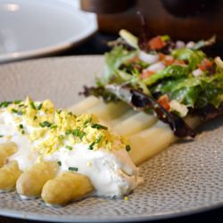 Comptoir St-Sébastien - Travaillant les produits de saison, retrouvez des le printemps les asperges à la carte du Comptoir saint-Sébastien