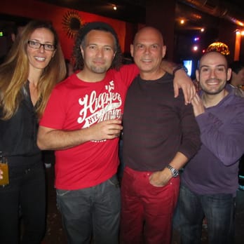 El Atril - Paula Vazquez y su hermano buen amigo de la casa - Gay Bars Near Me - Madrid, M