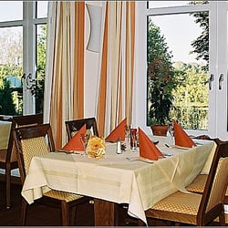 Landhaus Schellhorn - Restaurant mit Blick in den Garten